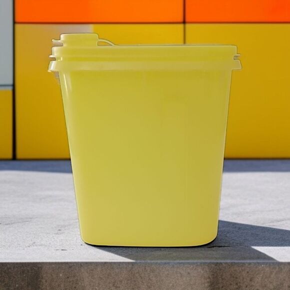 Tupperware Beverage Buddy Yellow Pitcher 792-7 Vintage Store & Pour 1 Quart - Picture 1 of 16